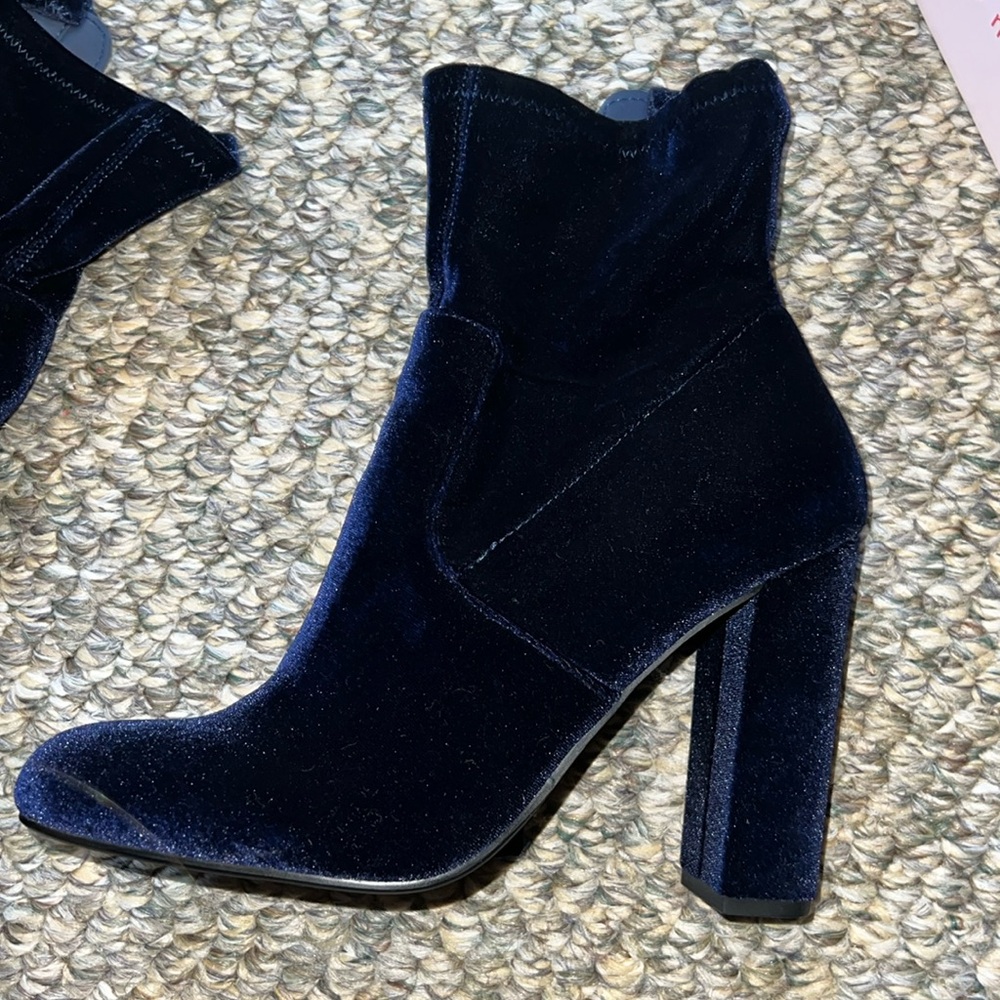 Women’s navy heels